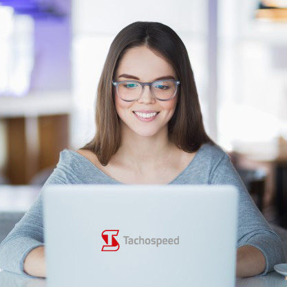 kobieta w okularach przed laptopem