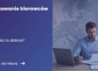 Grafika prezentująca z lewej strony tytuł artykułu: Delegowanie kierowców w IMI. Z prawej grafika osoby pracujacej w transporcie przed laptopem z dokumentami za nią mapa Europy oraz samochody ciężarowe