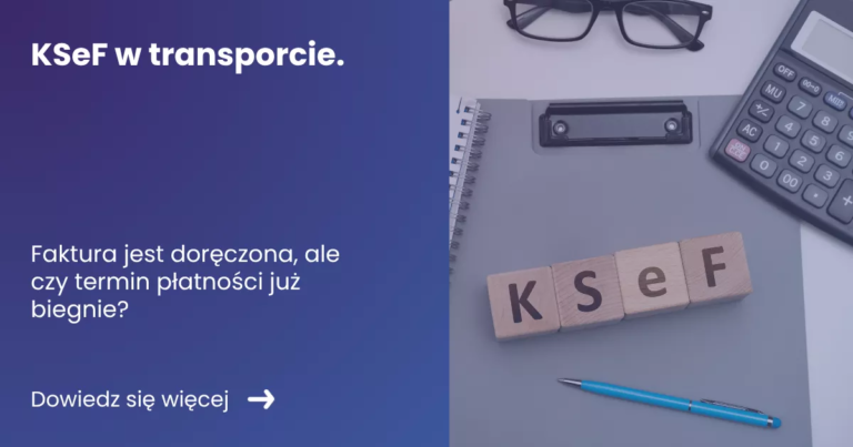 Grafika prezentująca z lewej strony tytuł artykułu: KSeF w transporcie. Faktura jest doręczona, ale czy termin płatności już biegnie? z prawej zdjęcie biurka z kalkulatorem, okularami oraz notesem na którym leżą ułożone literki KSeF