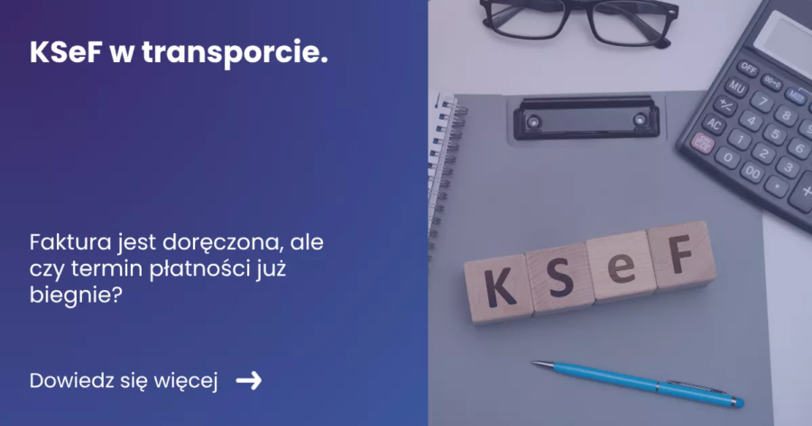 Grafika prezentująca z lewej strony tytuł artykułu: KSeF w transporcie. Faktura jest doręczona, ale czy termin płatności już biegnie? z prawej zdjęcie biurka z kalkulatorem, okularami oraz notesem na którym leżą ułożone literki KSeF