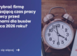 Grafika prezentująca z lewej strony tytuł artykułu: Jak wybrać firmę rozliczającą czas pracy kierowcy przed zmianami dla busów od 2026 roku? Z prawej zdjęcie kalendarza oraz zegara leżących na biurku