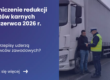 Grafika prezentująca z lewej strony tytuł artykułu: Ograniczenie redukcji punktów karnych od 3 czerwca 2026 r. Z prawej natomiast grafika przedstawiająca policjanta kontrolującego kierowcę ciężarówki