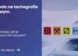 Grafika prezentująca z lewej strony tytuł artykułu: Symbole na tachografie cyfrowym. Z prawej grafika przedstawiająca piktogramy występujące w tachografie na tle tachografu cyfrowego