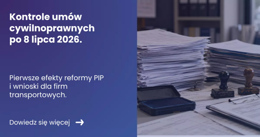 Grafika prezentująca po lewej stronie tytuł artykułu: Kontrole umów cywilnoprawnych po 8 lipca 2026. Po prawej zdjęcie biurka na którym leżą dokumenty urzędowe oraz pieczątki