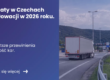 Grafika prezentująca z lewej strony tytuł: Mandaty w Czechach i na Słowacji w 2026 roku. Najczęstsze przewinienia i wysokość kar. Z prawej zdjęcie samochodu ciężarowego wjeżdżającego na granicę