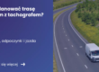 Grafika prezentująca z lewej strony tytuł artykułu: Jak planować trasę busem z tachografem? Przerwy, odpoczynki i jazda nocna. Z prawej zdjęcie busa w trasie