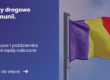 Grafika prezentująca z lewej strony tytuł artykułu: Opłaty drogowe w Rumunii. TollRo od 1 października? Z prawej zdjęcie flagi Rumunii.