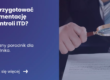 Grafika z lewej strony prezentująca tytuł artykułu: Jak przygotować dokumentację do kontroli ITD? Z prawej zdjęcie osoby trzymającej lupę nad plikiem dokumentów
