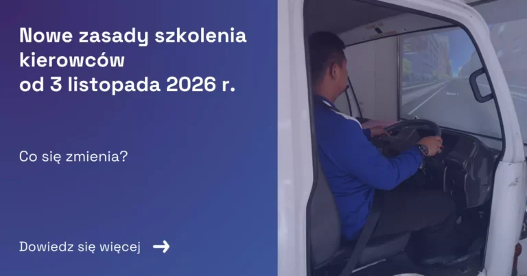 Grafika prezentująca z lewej strony tytuł artykułu: szkolenia kierowców od 3 listopada 2026 r. z prawej zdjęcie kierowcy ćwiczącego na symulatorze